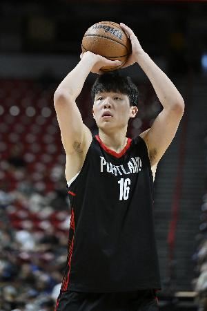 拓媒：杨瀚森现在就是球队的门面 我愿称之为杨疯狂