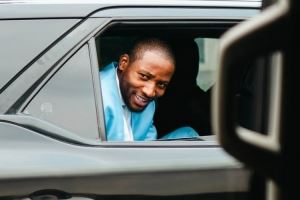 衣锦还乡！库明加一身浅蓝色西装返回金沙萨 接受高规格接待