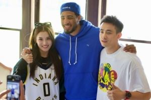 赵继伟妻子晒与哈利伯顿的合照：💙在印第安纳的我们